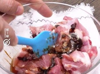 step1: 排骨用<span class="group_2">醃料</span>醃30分鐘
Marinate pork short ribs for 30 minutes.