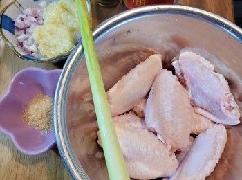 step1: 預備材料：急凍<a href="https://bit.ly/3zHU5V3" target="_blank" data-keyword="雞翼" class="guide-link"><strong>雞翼</strong></a> <span style="display:inline-block;vertical-align:middle;margin-top:-3px;color:initial;border-radius:3px;padding:2px 3px;font-size:12px;line-height:14px;background:#87d300;color:#fff;">即買</span> 解凍後洗淨用廚紙抺乾。香茅除去最外面的皮，切粒。並混合紅蔥頭和蒜頭打成蓉/碎狀。如沒攪拌器可用刀剁成碎狀也可。