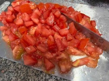 step3: 番茄切碎、大蒜磨成泥、檸檬榨汁備用。