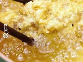 step5: <a href="https://bit.ly/3zHU5V3" target="_blank" data-keyword="雞翼" class="guide-link"><strong>雞翼</strong></a> <span style="display:inline-block;vertical-align:middle;margin-top:-3px;color:initial;border-radius:3px;padding:2px 3px;font-size:12px;line-height:14px;background:#87d300;color:#fff;">即買</span> 放熱油內中火炸至金黃色，取出後用廚紙吸乾油份，完成
Deep-fry the chicken wings in hot oil over medium heat until golden brown. Remove from the oil and place on kitchen paper to remove excess oil. Serve hot.