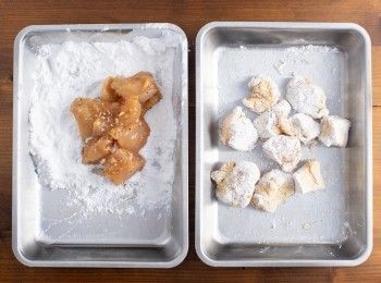 step3: 將醃好的雞肉沾裹上太白粉。