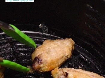 step4: 反轉噴油再氣炸6分鐘200°C
Flip and spray oil. Air fry 6 minutes at 200°C