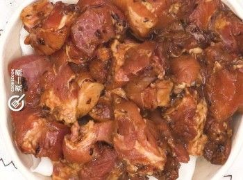 step3: 上面再放上醃好的排骨.
Put ribs on top.