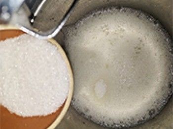 step7: 加入砂糖用高速攪打