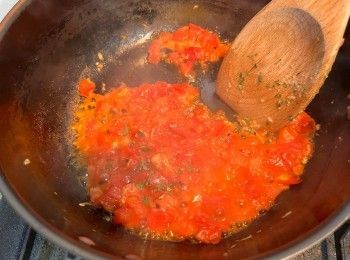 step5: 餘下的油份不用倒掉，直接加入番茄碎、大蒜泥、香草碎煮成醬汁。