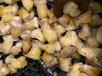 step4: 灑上七味粉，再用200度煮1-2分鐘至喜歡的脆度，最後飾上檸檬件即可。