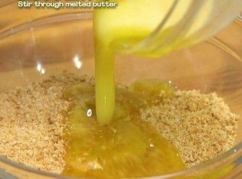 step2: 把牛油溶化，加入消化餅碎拌勻
Melt butter and mix with crushed digestive biscuits.