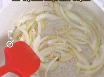 step4: 鍋內下少許油，爆香洋蔥絲
Stir fry onion stirps until fragrant .