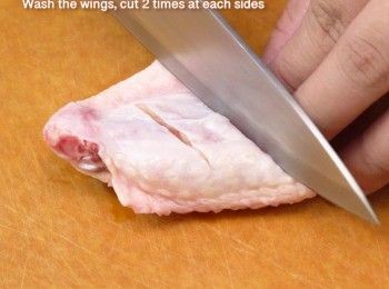 step1: <a href="https://bit.ly/3zHU5V3" target="_blank" data-keyword="雞翼" class="guide-link"><strong>雞翼</strong></a> <span style="display:inline-block;vertical-align:middle;margin-top:-3px;color:initial;border-radius:3px;padding:2px 3px;font-size:12px;line-height:14px;background:#87d300;color:#fff;">即買</span> 洗淨，兩面劃兩刀，用廚房用紙吸乾水分
Wash the wings, cut 2 times at each side and pat dry