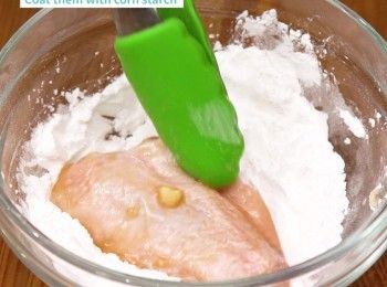 step2: 將<a href="https://bit.ly/3zHU5V3" target="_blank" data-keyword="雞翼" class="guide-link"><strong>雞翼</strong></a> <span style="display:inline-block;vertical-align:middle;margin-top:-3px;color:initial;border-radius:3px;padding:2px 3px;font-size:12px;line-height:14px;background:#87d300;color:#fff;">即買</span> 沾上生粉，然後噴油
Coat chicken wings with corn starch then spray some oil.