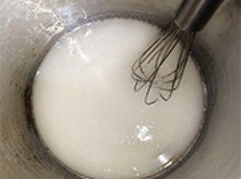 step5: 倒入滾水中，慢火攪拌至完全融化