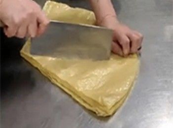 step16: [開腐皮]右側一邊，同樣斜切成三角形