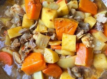 step6: 加入已煎香的雞腿和<a href="https://bit.ly/3uTwVKG" target="_blank" data-keyword="雞腎" class="guide-link"><strong>雞腎</strong></a> <span style="display:inline-block;vertical-align:middle;margin-top:-3px;color:initial;border-radius:3px;padding:2px 3px;font-size:12px;line-height:14px;background:#87d300;color:#fff;">即買</span> ，炒勻便加入味醂，如太稠便加一點水，煮滾後收中小火慢慢煮約15分鐘。完成後南瓜已煮爛溶入湯汁內，自行試味，覺得辣度不足可自行再加油咖喱，最後熄火焗到臨食前再煮沸便可。