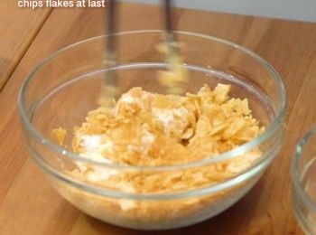 step5: <a href="https://bit.ly/3zHU5V3" target="_blank" data-keyword="雞翼" class="guide-link"><strong>雞翼</strong></a> <span style="display:inline-block;vertical-align:middle;margin-top:-3px;color:initial;border-radius:3px;padding:2px 3px;font-size:12px;line-height:14px;background:#87d300;color:#fff;">即買</span> 沾上麵粉，再蘸滿蛋液，最後滾上薯片碎
Dip chicken in flour, then in egg liquid, and chips flakes at last.