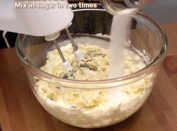 step3: 分兩次加入糖打發
Mix in sugar in two proportions.