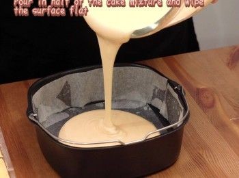 step10: 倒入一半麵糊並抹平
Pour in half of the cake mixture and wipe the surface flat.