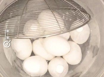 step2: 撈起，放入冰水中冷卻
Remove from heat and cool the eggs in cold water.