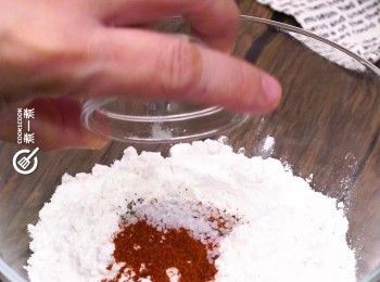 step3: <span class="group_3">炸粉</span>材料拌勻備用
Mix the coating ingredients together and set aside.