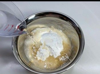 step3: 將中筋麵粉、粟粉、番薯粉、泡打粉和調味料混和，再加入160毫升的冰水，攪拌成粉漿。