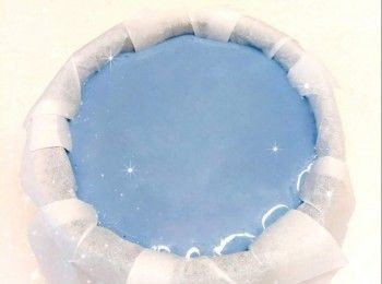 step5: 完成後，將蛋糕模在已墊枱布的桌面上輕摔兩下（使熱氣散走），放涼，將蛋糕放進雪櫃冷藏1晚，脫模，撕開牛油紙，即可