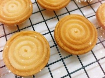 step7: 待放涼一會後，脫模（出爐後，必需放涼一會才可脫模，否則容易令曲奇碎裂），即可