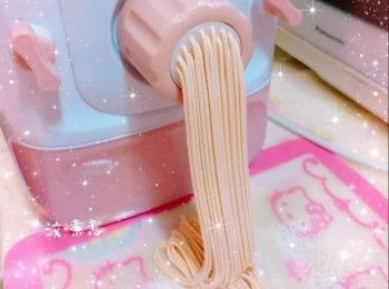 step4: 將水／液體從「加水口／加蔬果汁口」緩緩加入（製作時間約3分鐘；水／液體和麵粉的比例正確，粉團狀態應該呈大顆粒絮狀，如搓粉團時，發現成大塊狀代表粉團太濕，需多加一些麵粉，如粉團成沙粒狀代表太乾，需加點水／液體），製麵模頭會慢慢擠出麵條（可撒少許麵粉，將擠出的麵條鬆開，讓麵條均勻的沾上麵粉，防黏）