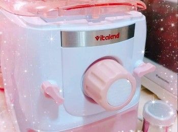 step3: 將鹽加入水中，拌勻至鹽完全溶解，備用 2. 將高筋麵粉和櫻花粉（不用過篩）放入已裝好攪拌容器、攪拌杆和製麵模頭（製作不同的粉麵，需選擇適合的模頭）的製麵機中，蓋上蓋子，啟動選擇「全自動」模式