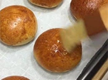 step17: 薄薄掃一層糖漿即可
糖漿做法: 清水100g+砂糖30g煮滾放涼