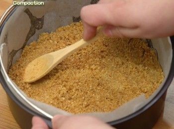step3: 放入蛋糕模用湯匙壓平，放入雪櫃冷藏30分鐘備用
Press and flatten inside a cake mould. Then freeze  for 30 minutes.