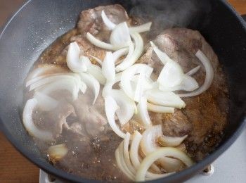 step3: 接著加入醬汁、洋蔥一起翻炒。