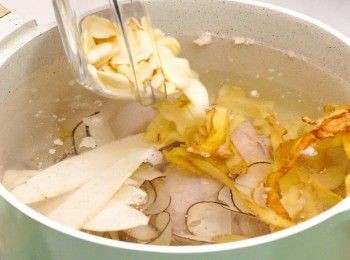 step3: 煲滾水，放入所有材料
Bring the water to a boil in a pot, then add all the ingredients.