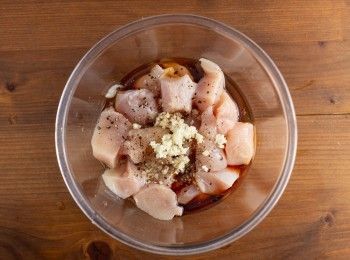 step2: 將<a href="https://bit.ly/3EZL8dD" target="_blank" data-keyword="雞胸" class="guide-link"><strong>雞胸</strong></a> <span style="display:inline-block;vertical-align:middle;margin-top:-3px;color:initial;border-radius:3px;padding:2px 3px;font-size:12px;line-height:14px;background:#87d300;color:#fff;">即買</span> 肉切塊後與醃料混合均勻並稍微按摩抓醃後，醃製約30分鐘。