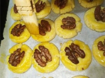 step16: 取出，薄薄掃上一層蛋液