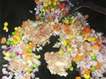 step5: [<span class="group_2">餡料</span>做法]加入免治肉碎抄勻