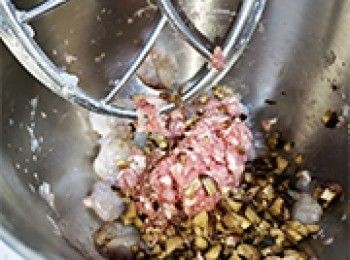 step2: 放入肉碎，冬菇