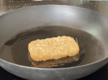 step5: 鐵鍋中火預熱，加入橄欖油，放入薯餅煎兩分鐘