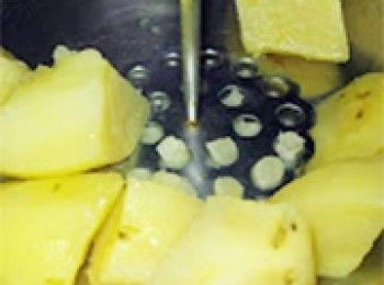 step2: [<span class="group_2">餡料</span>做法]用壓蓉器壓成薯蓉待用