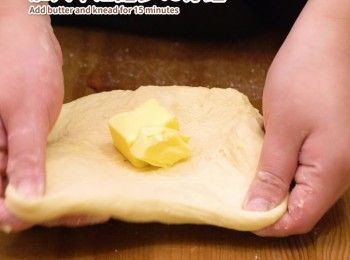 step5: 加入牛油多搓15分鐘
Add butter and knead for 15 minutes.