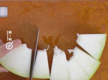 step2: 冬瓜切件 
Cut winter melon into pieces.