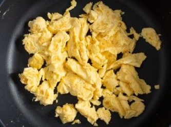 step1: 首先將雞蛋打散後，熱鍋，炒成炒蛋後起鍋備用。