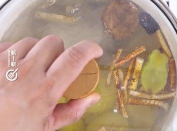 step7: 大火滾起後轉中細火煲1.5小時
Bring to a boil over high heat, then turn to low heat and boil for 1.5 hour.