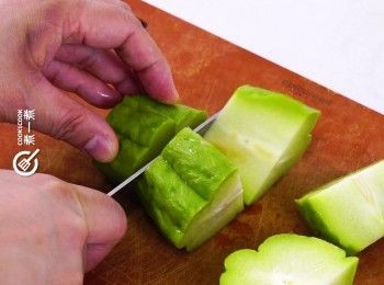 step2: 佛手瓜切件去核
Cut buddha's hand gourds into pieces and remove the seeds.