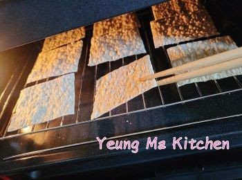 step5: 中途-約4分鐘後移走烤架，並將每塊鱈魚乾反轉，再烤至微微上色金黃，只要烤至兩面微微金黃便可（切記別烤過頭啊～），取出稍為放涼，就會變成脆脆片了。蘸上Mayonnaise伴食，滋味無窮😋。