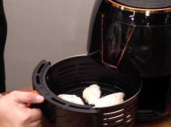 step3: 氣炸6分鐘200°C
Air fry 6 minutes at 200°C
