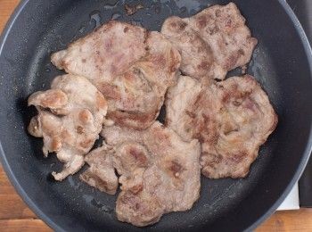 step2: 熱油鍋，將豬肉片下鍋煎香。