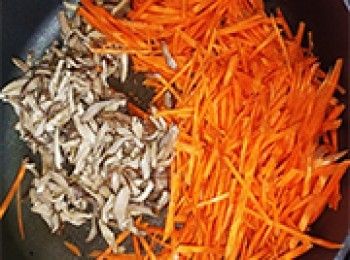 step6: <span class="group_1">餡料</span>起油鑊，爆香甘筍及冬菇