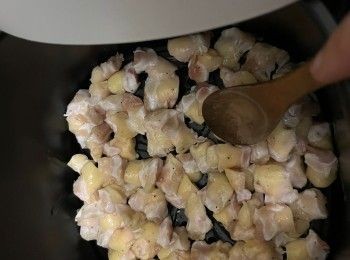 step3: 把雞軟骨放進氣炸鍋，以180度先煮10分鐘，期間翻轉一次以均勻受熱。