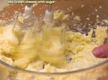 step4: 先把忌廉芝士和砂糖拌勻
Mix cream cheese with sugar.