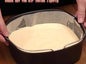 step13: 輕敲兩下將空氣擠出
Knock out the air inside lightly.