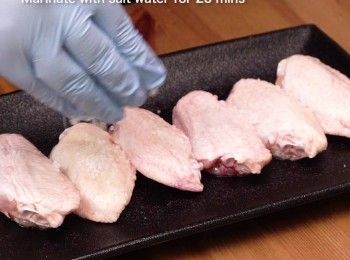 step1: 解凍<a href="https://bit.ly/3zHU5V3" target="_blank" data-keyword="雞翼" class="guide-link"><strong>雞翼</strong></a> <span style="display:inline-block;vertical-align:middle;margin-top:-3px;color:initial;border-radius:3px;padding:2px 3px;font-size:12px;line-height:14px;background:#87d300;color:#fff;">即買</span> ，先粗鹽醃20 分鐘，洗乾印乾
Defrost the wings, marinate with coarse salt for 20 mins. Rinse and pat dry.
  